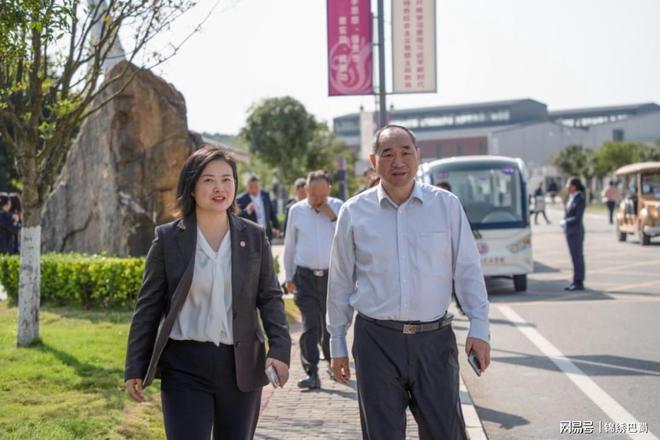 雷竞技APP训诲部战略准则司司长邓传淮一行来绵调研诱导职业(图2)