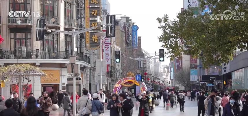 雷竞技APP春节各地消费商场涌高潮 勾画经济生机新图景